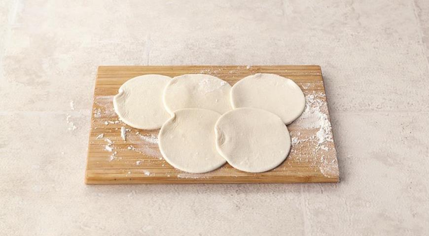 Пирожки с курицей и сыром из готового теста. Шаг 4