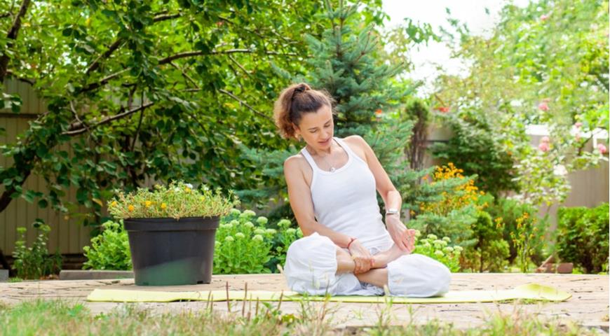 медитация в саду