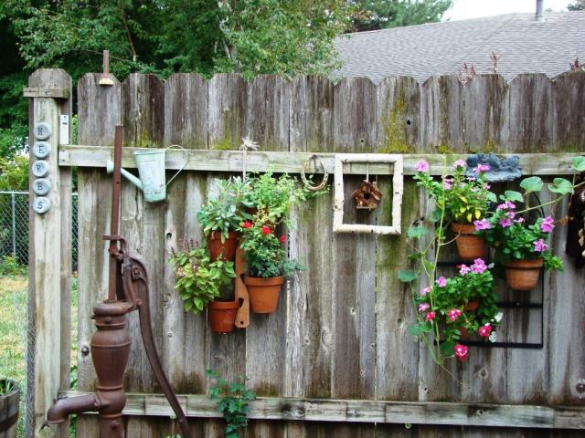 Креатив в саду: декорируем скучные стены и заборы 