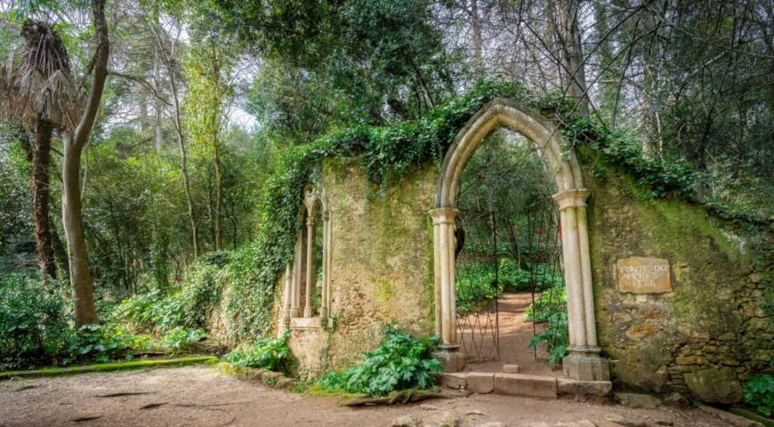Неоготический портал возле Фонте-дос-Аморес (Фонтан любви) в садах Кинта-дас-Лагримас - Коимбра, Португалия